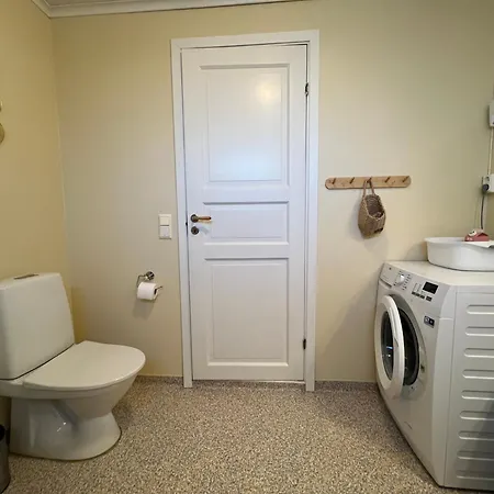 Apartment Stor I Mandal, Hos Malfrid Og Rolf Mandal