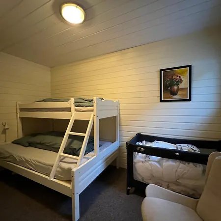Apartment Stor I Mandal, Hos Malfrid Og Rolf Mandal