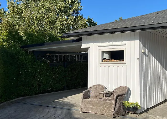 Stor, Velutstyrt Sokkel I Lägenhet Mandal